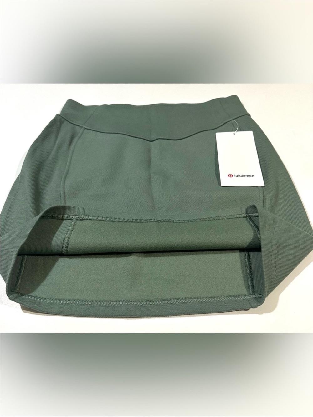 NEW, Lululemon Scuba High Rise Mini Skirt Size Medium Ribbed (GREU) Olive Green - Picture 5 of 11